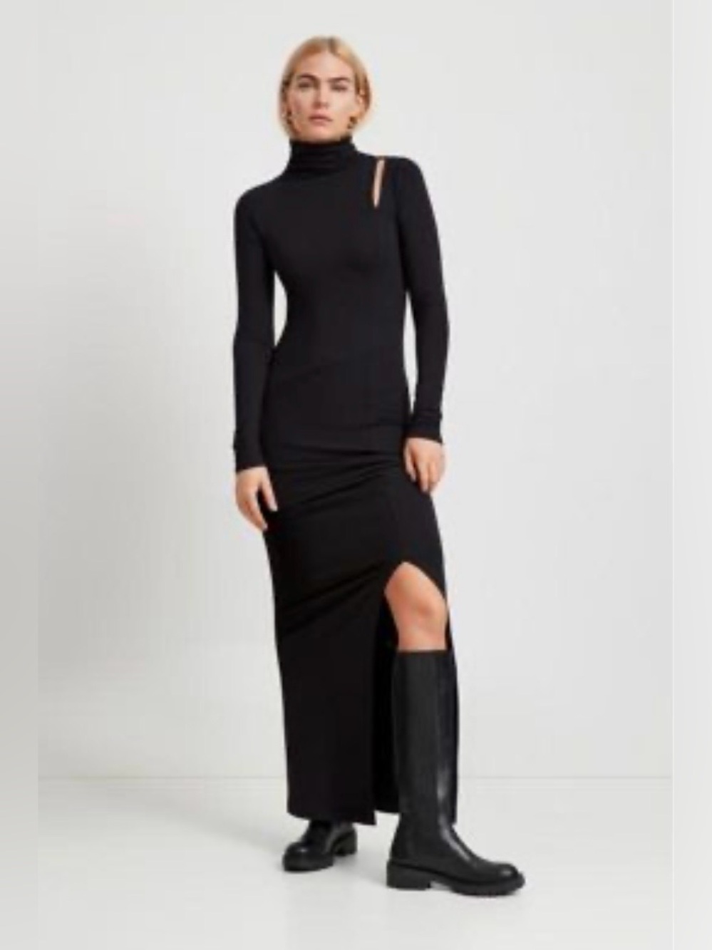 Marcella NYC Park
Mock Neck Cutout Maxi Dress
Black SZ L